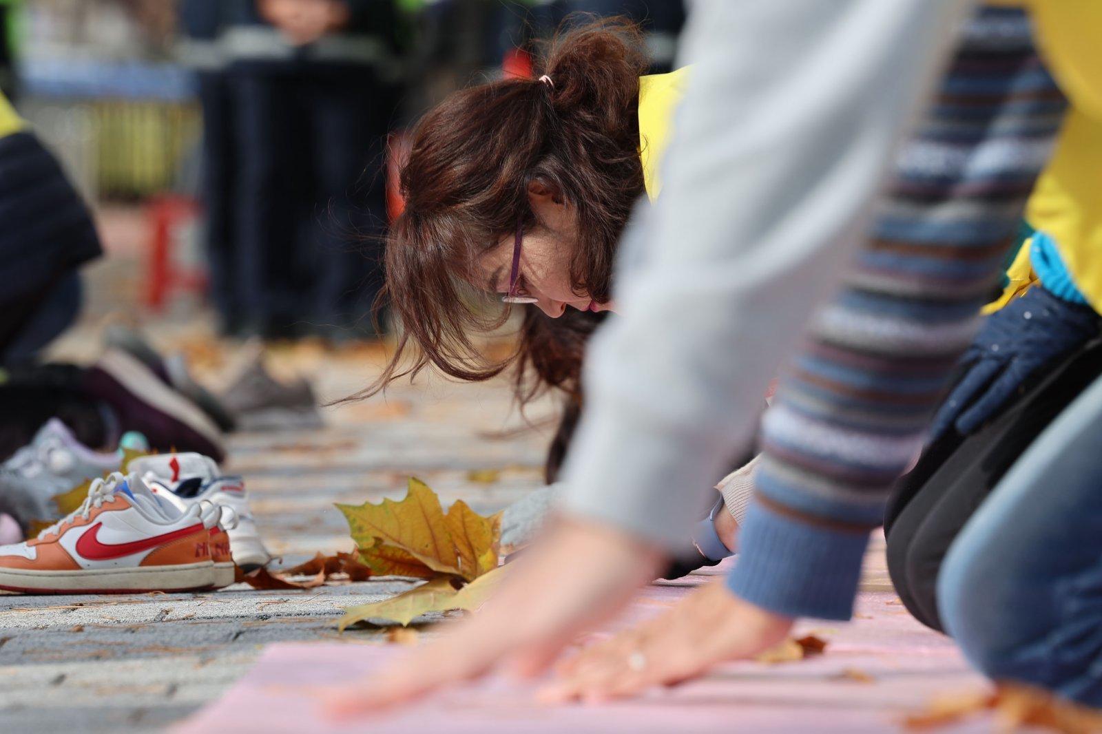 마트산업노동조합 조합원들이 지난 17일 오전 서울 용산구 대통령실 인근에서 기업회생 258일, 홈플러스 사태해결 정부개입 촉구 258배를 하고 있다. 뉴시스