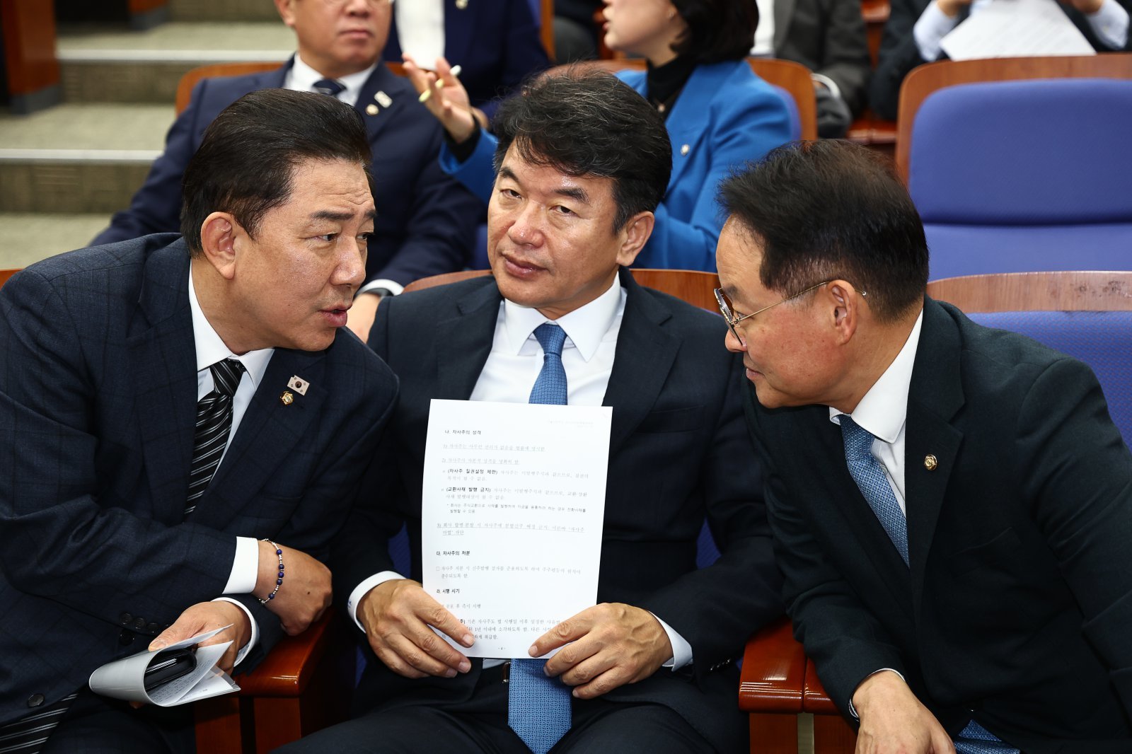 김병기 더불어민주당 원내대표가 27일 오후 서울 여의도 국회에서 열린 의원총회에서 문진석 원내운영수석부대표, 허영 원내정책수석부대표와 대화하고 있다. 뉴시스