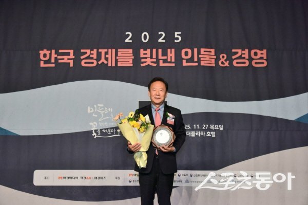 박현국 봉화군수가 ‘2025 한국 경제를 빛낸 인물&경영 시상식’에서 경제발전 도시브랜드부문을 수상하고 있다. 사진제공 ㅣ 봉화군