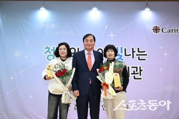 ‘제19회 김천 가족축제’ 시상식에서 기념촬영을 하고 있는 모습. 사진제공ㅣ김천시