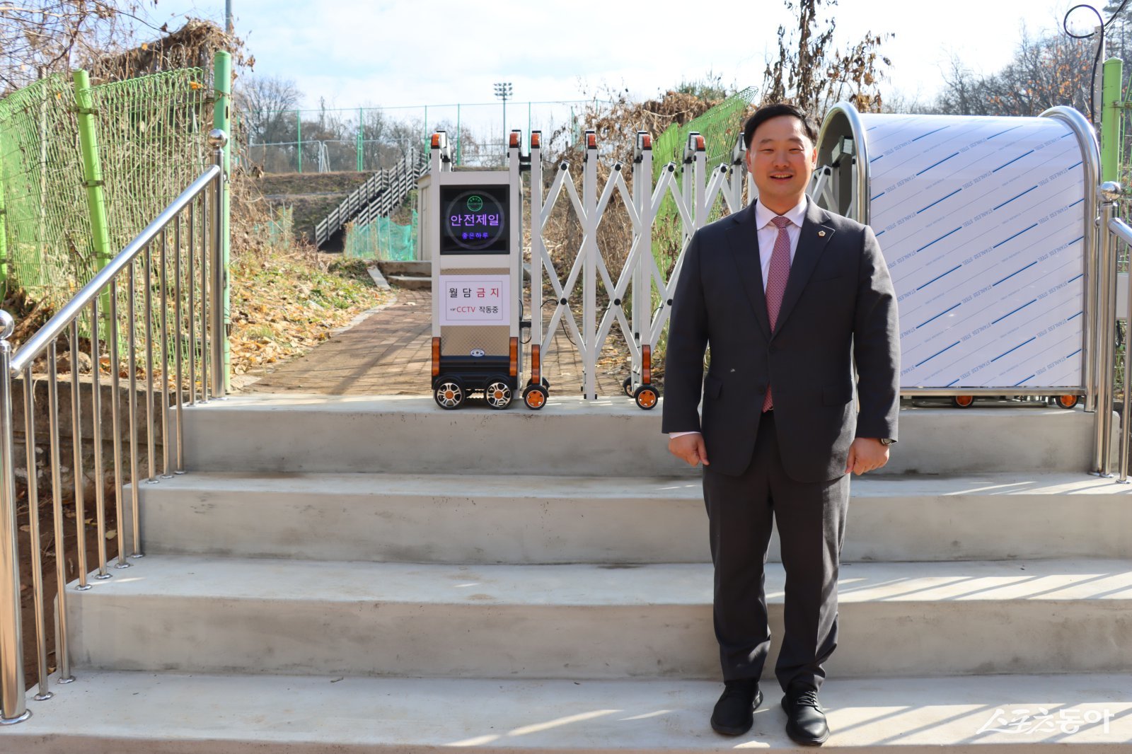 경기도의회 고준호 의원(국민의힘, 파주1)은 지난 26일 봉일천고등학교 내 위치한 조리체육공원 지름길 통행로 후문 환경개선 공사 준공식에서 “오는 30일부터 봉일천고 후문을 첫 개방한다”고 공식 발표했다(고준호 의원). 사진제공｜경기도의회