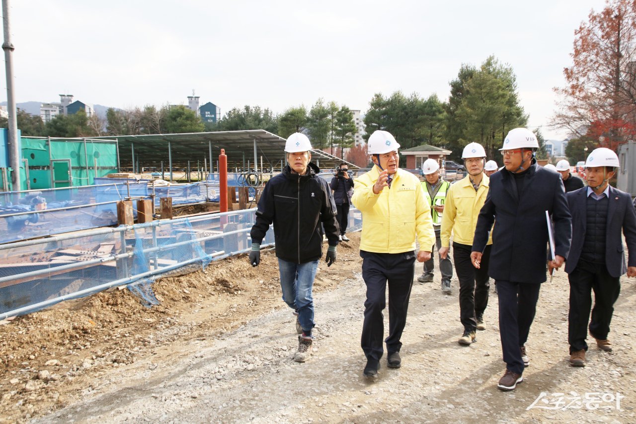 안양시(시장 최대호)는 지난 26일 최대호 안양시장이 의왕시 청계동에 위치한 청계통합정수장 고도정수처리시설 설치공사 현장을 방문해 공정 진행 상황을 점검하고 관계자들을 격려했다. 사진제공|안양시