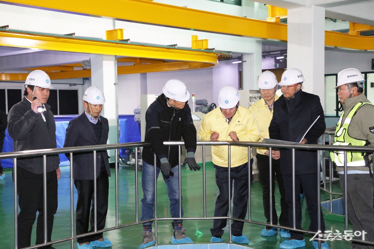 안양시(시장 최대호)는 지난 26일 최대호 안양시장이 의왕시 청계동에 위치한 청계통합정수장 고도정수처리시설 설치공사 현장을 방문해 공정 진행 상황을 점검하고 관계자들을 격려했다. 사진제공|안양시