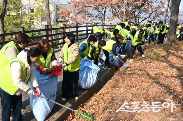 하나님의교회세계복음선교회가 대구 침산공원에서 정화 활동을 실시하고 있다. 사진제공 ㅣ 하나님의교회