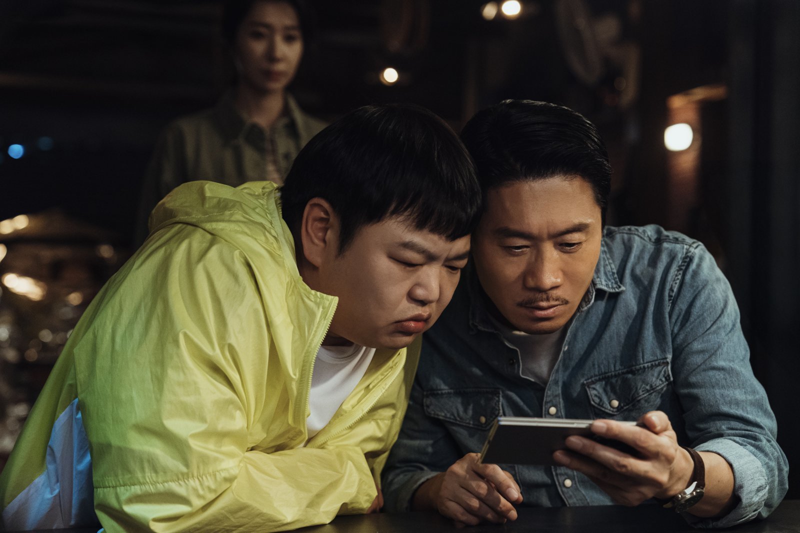 대의가 아닌 우리 가족과 생업을 지키려 ‘어쩌다 히어로’가 된 전직 특수부대 요원 이야기를 그린 ‘UDT: 우리 동네 특공대’가 쿠팡플레이 인기작 1위를 기록, 연말만 되면 화제작을 터뜨리는 쿠팡플레이의 흥행 법칙을 다시금 증명해냈다. 사진제공 | 쿠팡플레이·지니TV·ENA