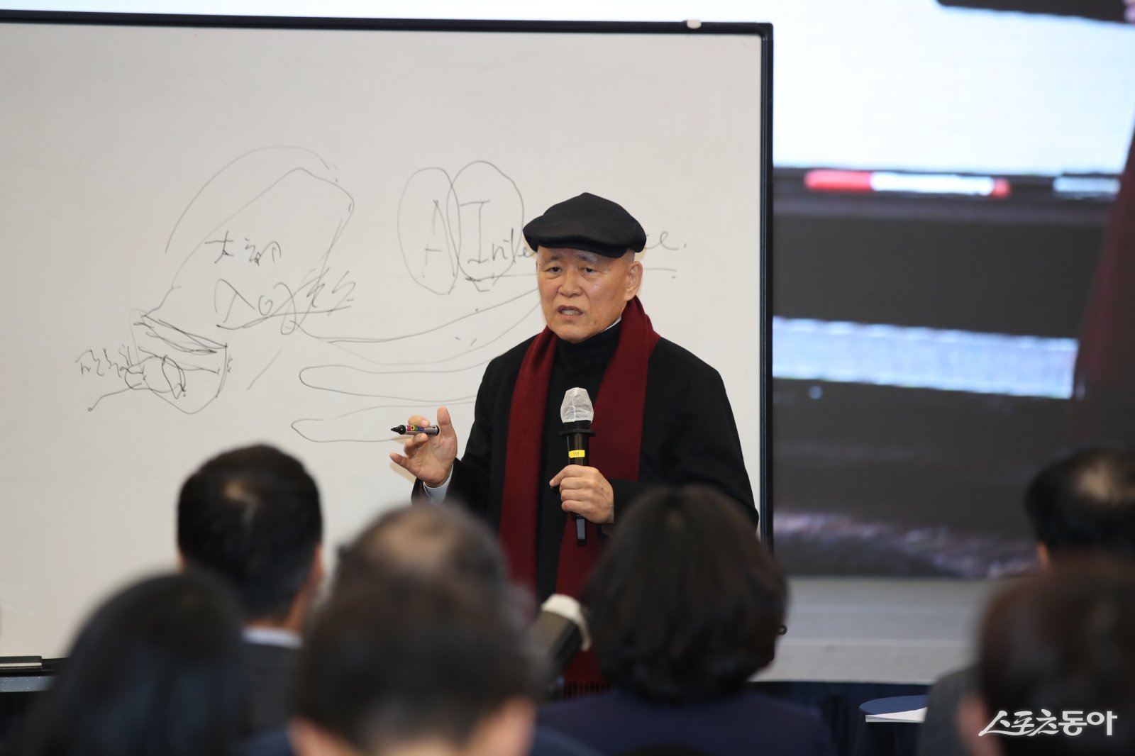 도올 김용옥 선생이 지난 26일 여수 디오션리조트에서 인문학 강연회를 진행하고 있다. 사진제공=전남도교육청