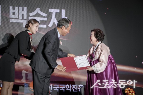 정종섭 한국국학진흥원장이 ‘이야기할머니의 날’ 기념행사에서 수료증을 전달하고 있다. 사진제공 ㅣ 국학진흥원
