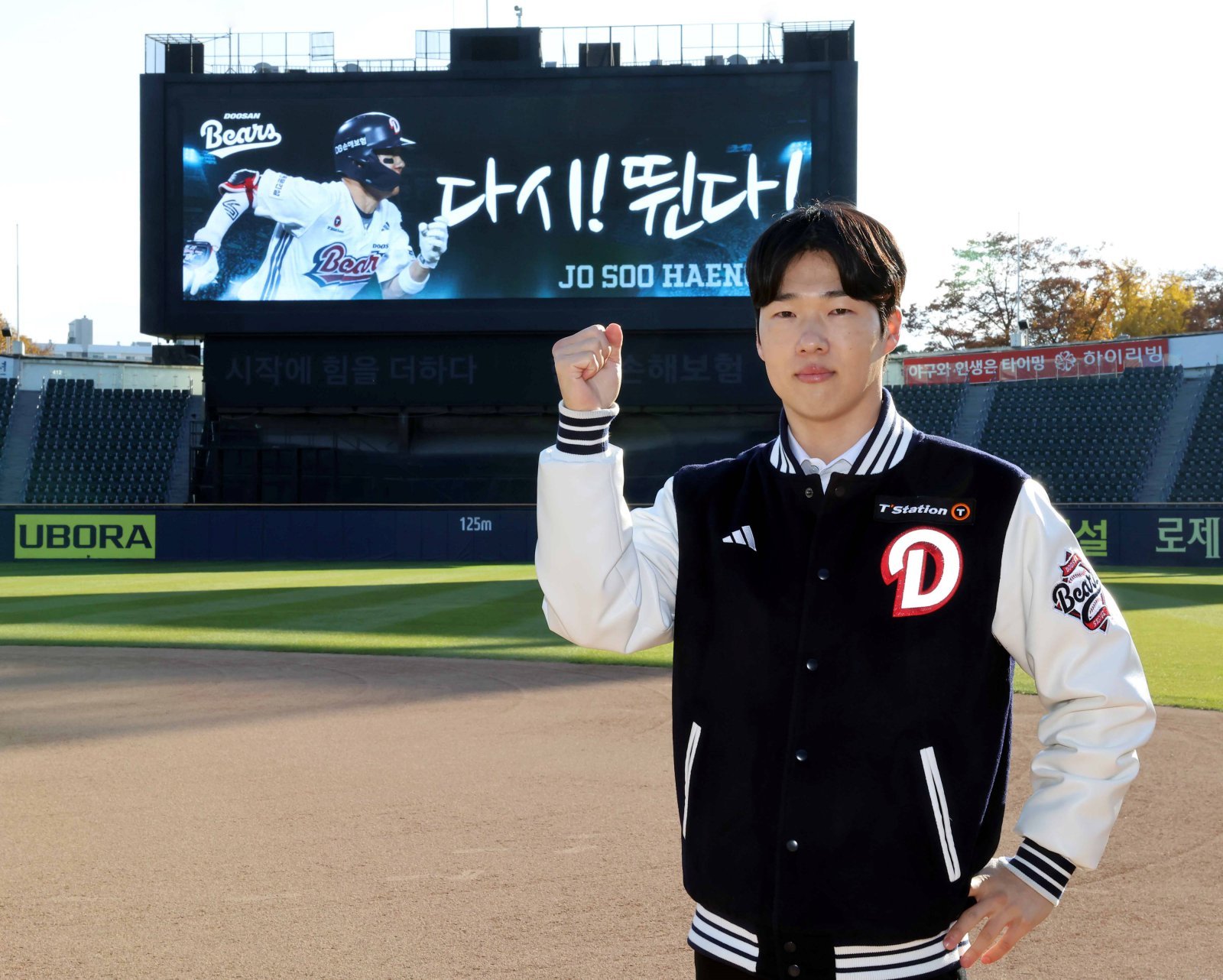 18일 두산과 4년 최대 16억 원에 FA 계약을 체결한 외야수 조수행이 잠실구장 전광판 앞에서 기념촬영을 하고 있다. 사진제공ㅣ두산 베어스