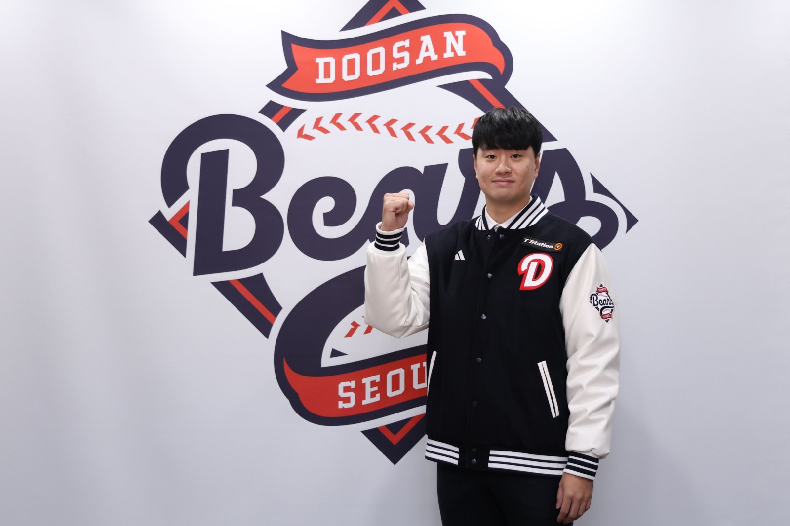 27일 두산과 4년 최대 52억 원에 FA 계약을 체결한 투수 이영하가 구단사무실 앞에서 기념촬영을 하고 있다. 사진제공ㅣ두산 베어스