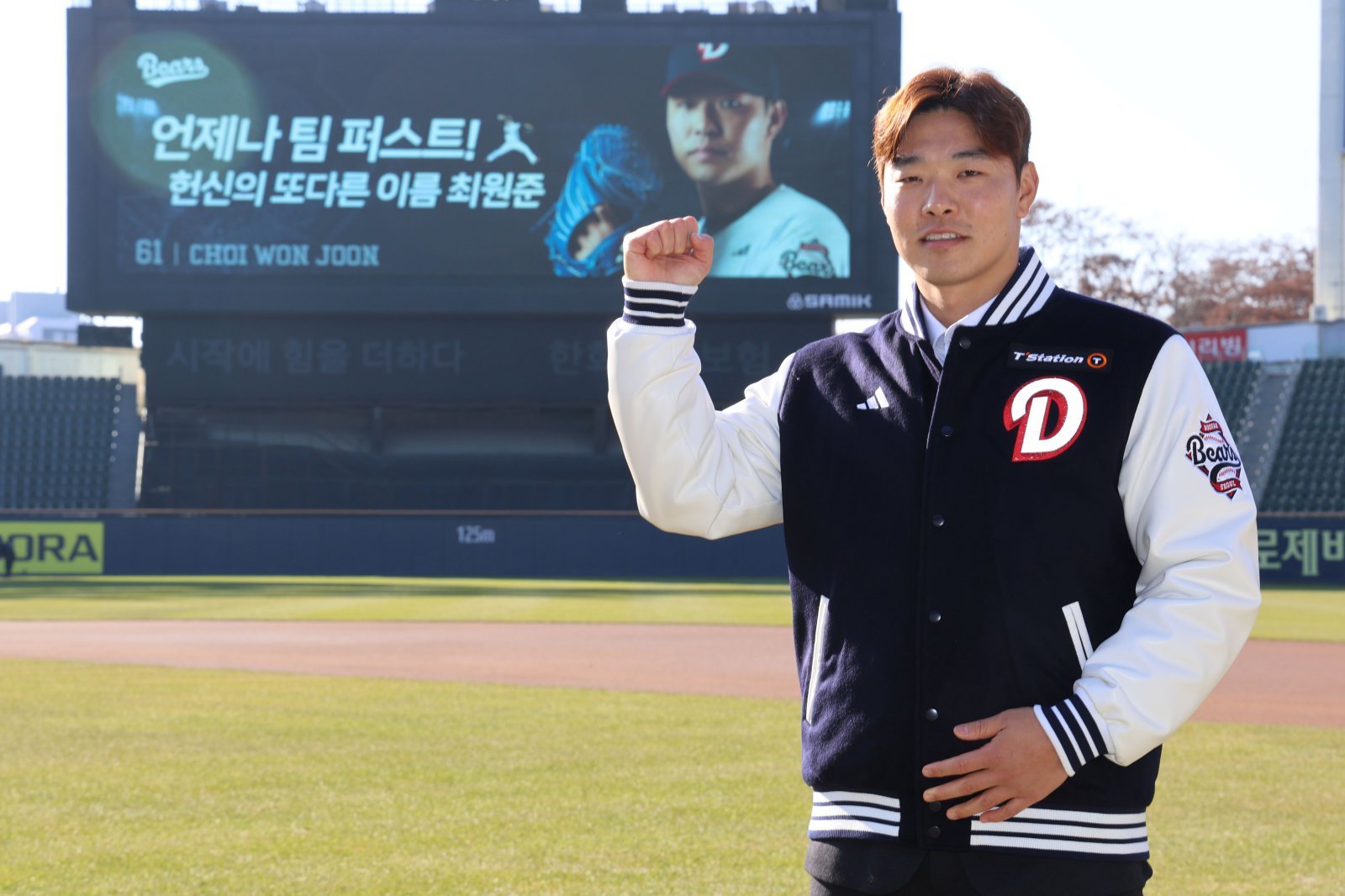 28일 두산과 4년 최대 38억 원에 FA 계약을 체결한 투수 최원준이 잠실구장 전광판 앞에서 기념촬영을 하고 있다. 사진제공ㅣ두산 베어스