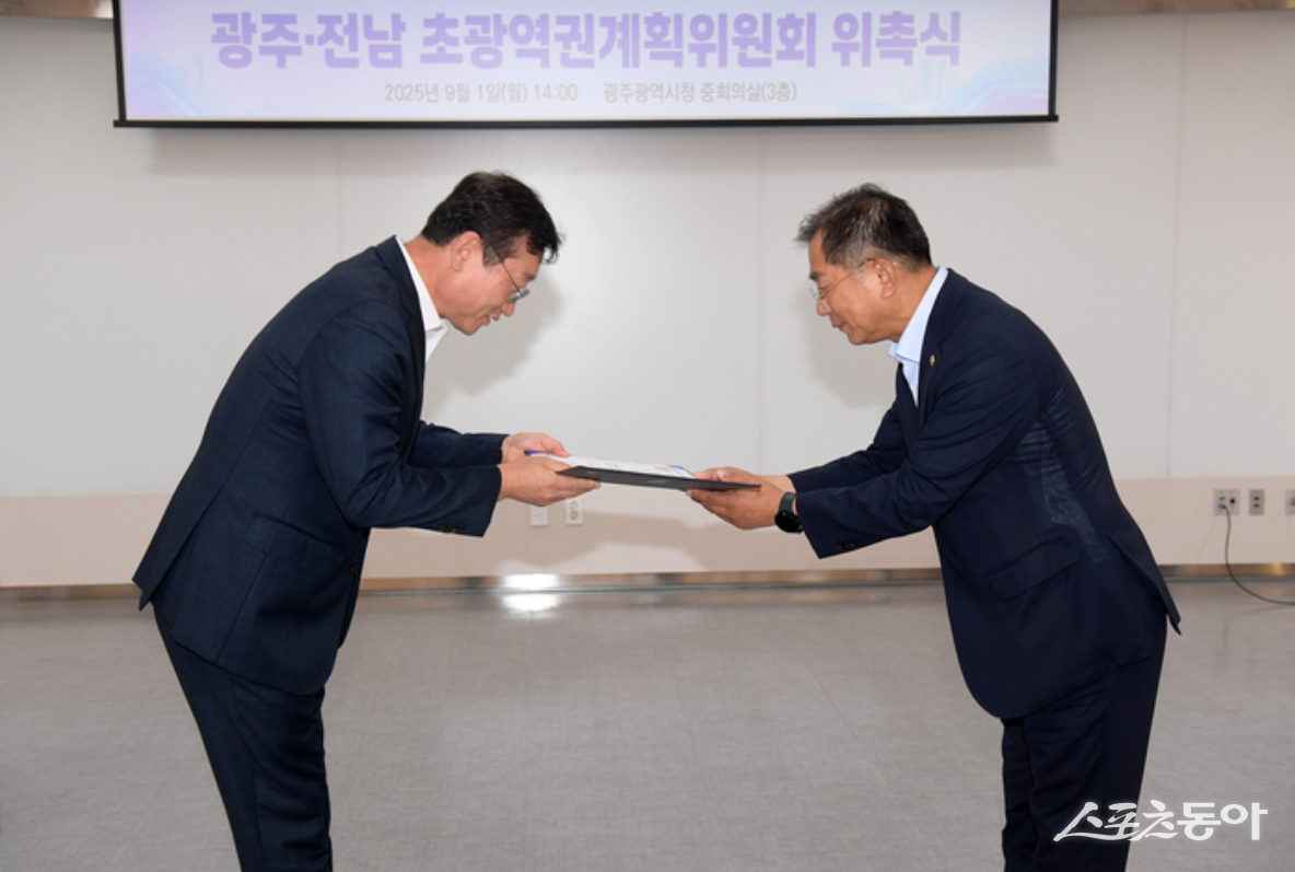 최병용 전남도의원이 광주·전남 초광역권계획위원회 위원 위촉장을 받고있다. 독자제공