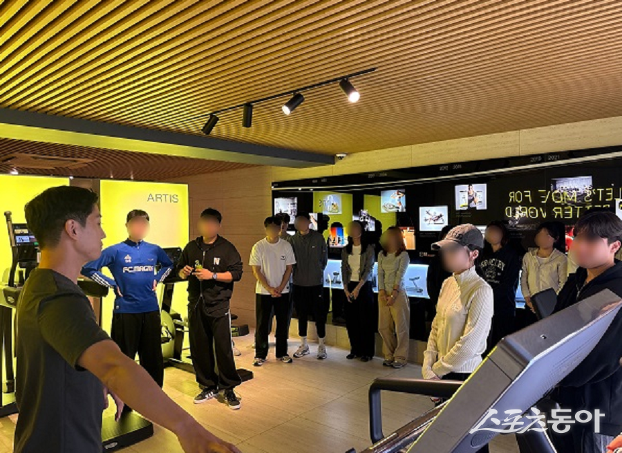 테크노짐 센터 코리아를 견학 중인 용인대학교 체육학과 학생들