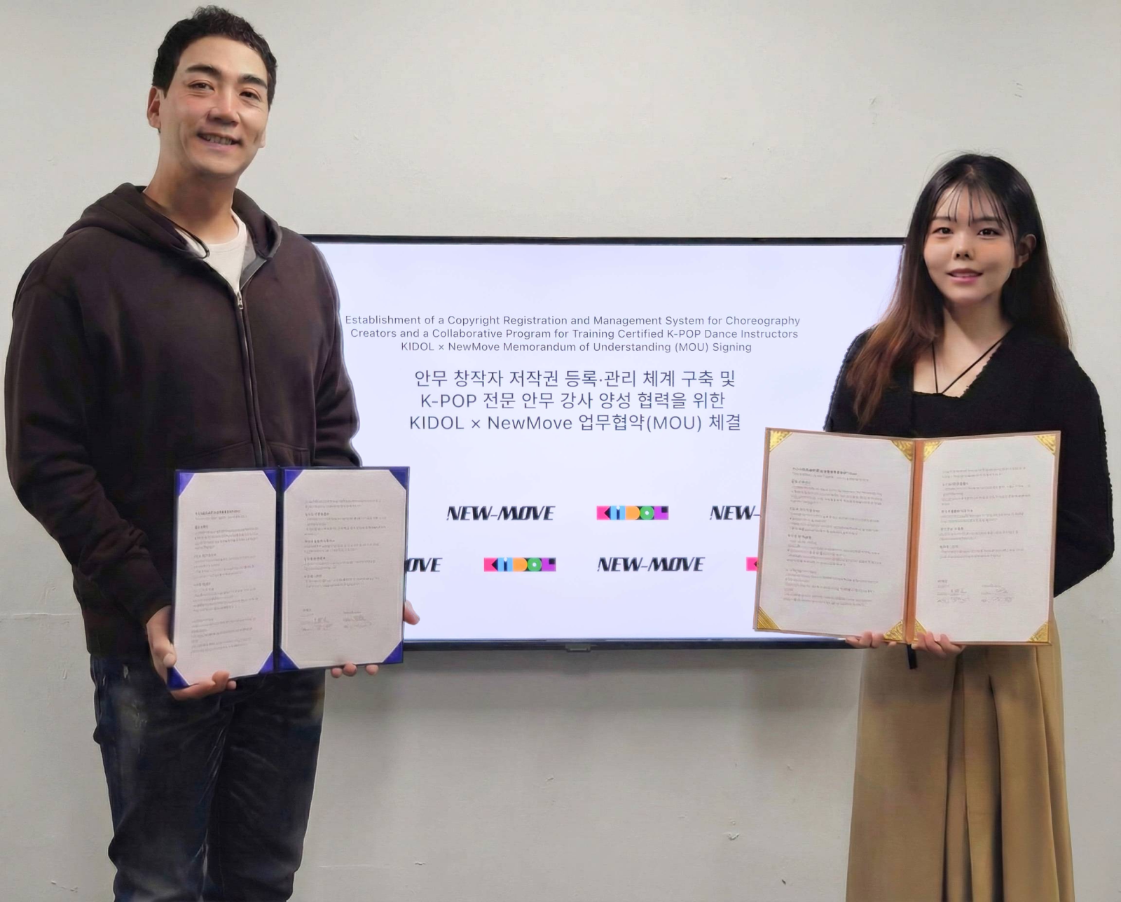 뉴무브 황준민 대표(왼쪽)와 키돌 석예빈 대표가 MOU 체결 후 기념촬영을 하고 있다.     빅컬쳐엔터테인먼트 제공