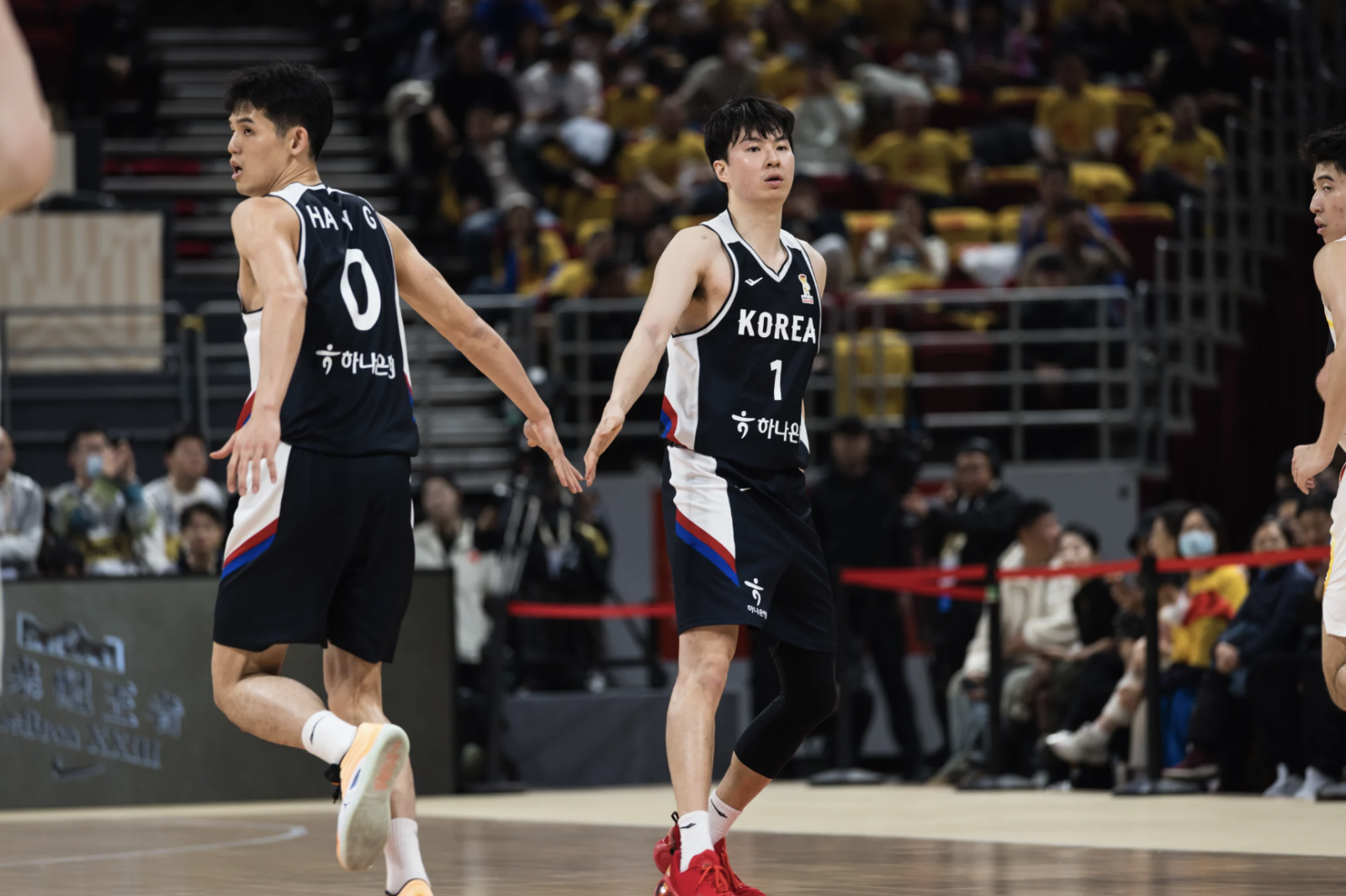 남자농구국가대표팀 이현중(오른쪽)이 28일(한국시간) 베이징 우커송스포츠센터에서 열린 중국전에서 33점을 올리며 80-76 승리를 이끌었다. 경기 도중 하윤기와 하이파이브하는 이현중. 사진제공ㅣFIBA