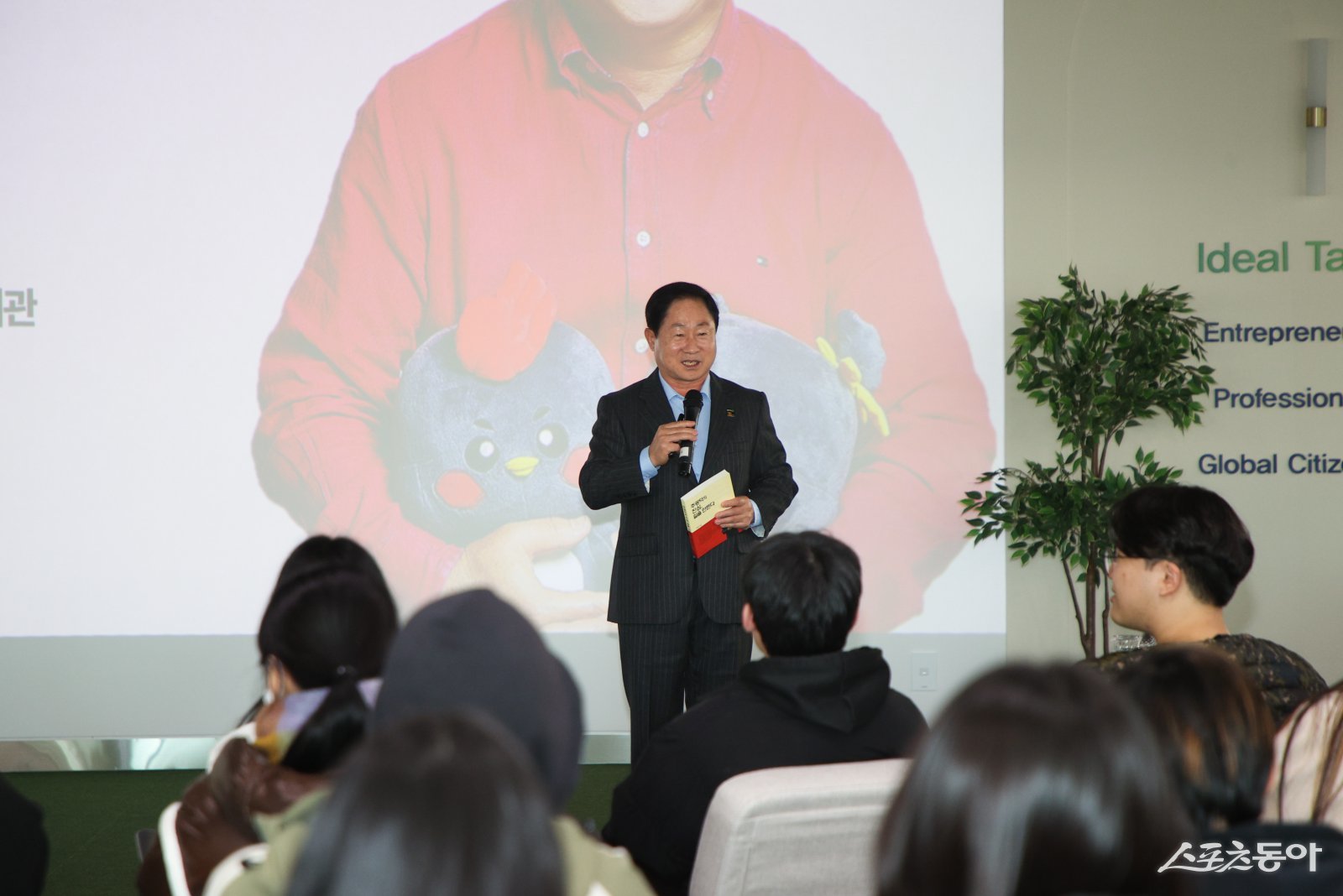 주광덕 시장은 28일 경복대학교 우당관 1층 커뮤니케이션홀에서 특별강연을 하고 있다. 사진제공ㅣ남양주시