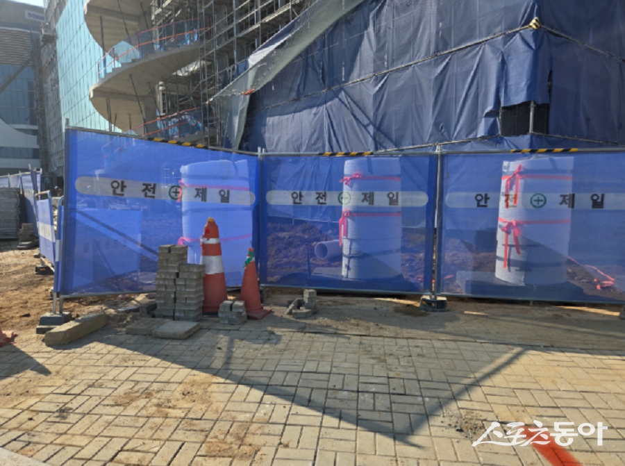 인천 연수구 청소년수련관 건립 공사 현장에서 절단 작업 도중 작업자가 그라인더에 베이는 사고가 발생했다(현장). 사진제공|공익 제보자