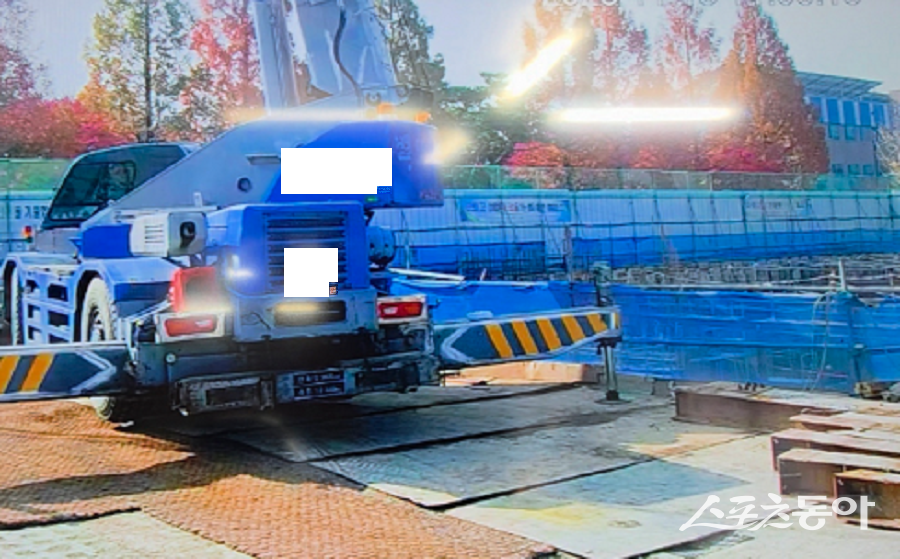 인천 서구에서 진행 중인 교육연구시설 건축공사 현장에서 H빔 정리 작업 도중 작업자가 부상을 입는 산업재해가 발생했다(현장). 사진제공|공익 제보자