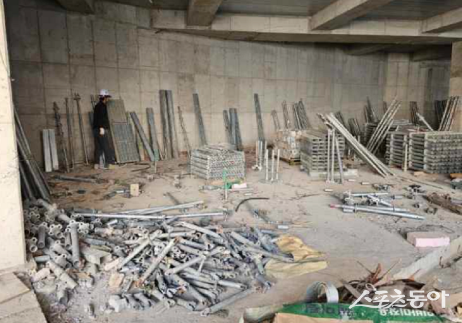 인천 부평구 혁신육아복합센터 건립 공사현장에서 시스템비계 자재를 정리하던 작업자가 부주의로 인해 오른손 중지 골절을 입는 사고가 발생해 현장 안전 관리의 허점이 드러났다(현장). 사진제공｜공익 제보자