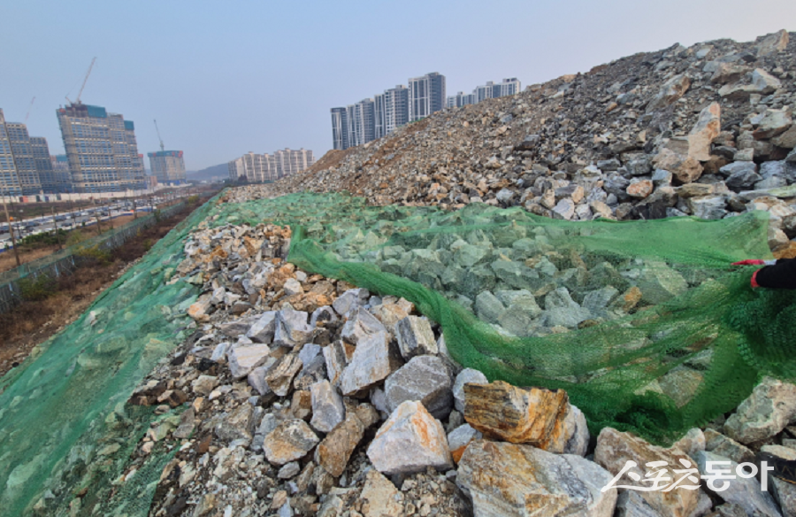 인천 서구에서 진행 중인 가적치장 부지조성 공사현장에서 작업자가 비산먼지 분진망 제거 작업 중 암석에 걸려 넘어져 좌측 손목 골절 부상을 입는 사고가 발생했다(현장). 사진제공|공익 제보자