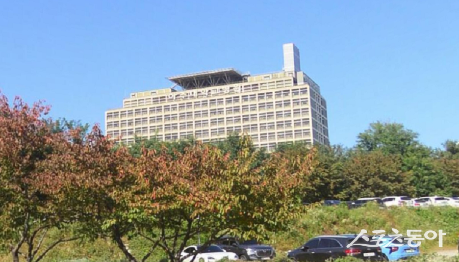 경기도 수원시 영통구에서 진행 중인 아주대병원 부속주차장 공사현장에서 타워크레인 해체 작업자가 임시 시설물과 함께 추락해 사망하는 사고가 발생했다(병원 전경). 사진|장관섭 기자