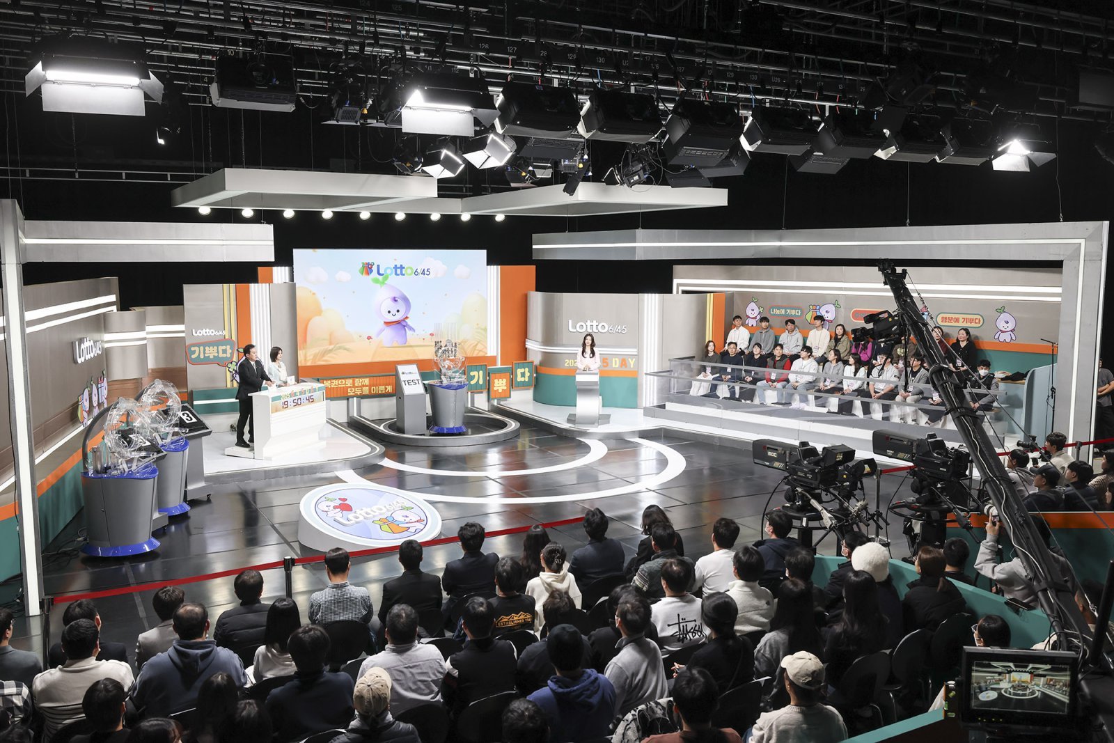29일 서울 상암 MBC에서 열린 대국민 로또6/45 추첨 생방송 ‘645 데이’에 참석한 일반인 참관단 100명이 로또6/45 추첨 방송 리허설 현장을 지켜보고 있다.