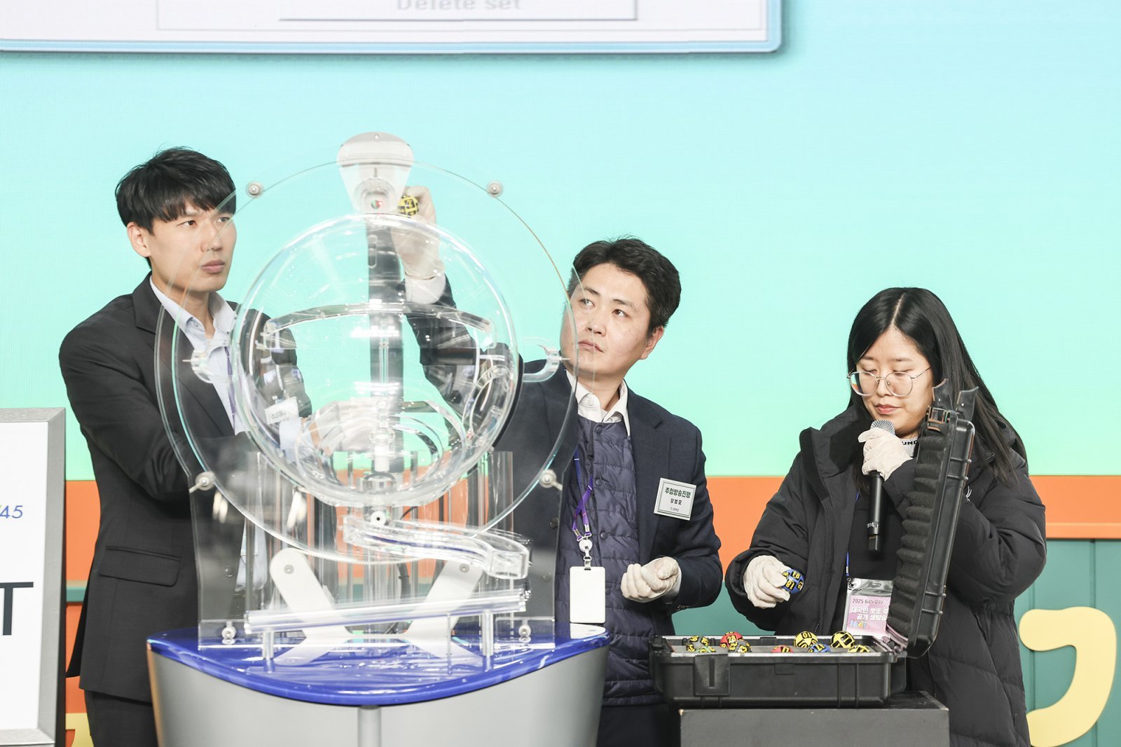 참관인이 로또복권 추첨 검수 작업에 참여하고 있다.