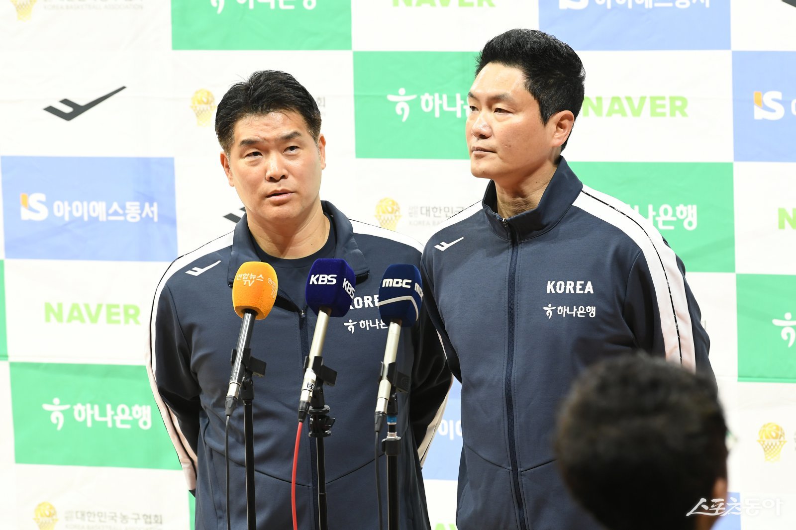 남자농구대표팀 연습경기 25일 안양 정관장과 연습경기. 전희철 대표팀 감독(오른쪽)과 조상현 코치. 사진제공|점프볼