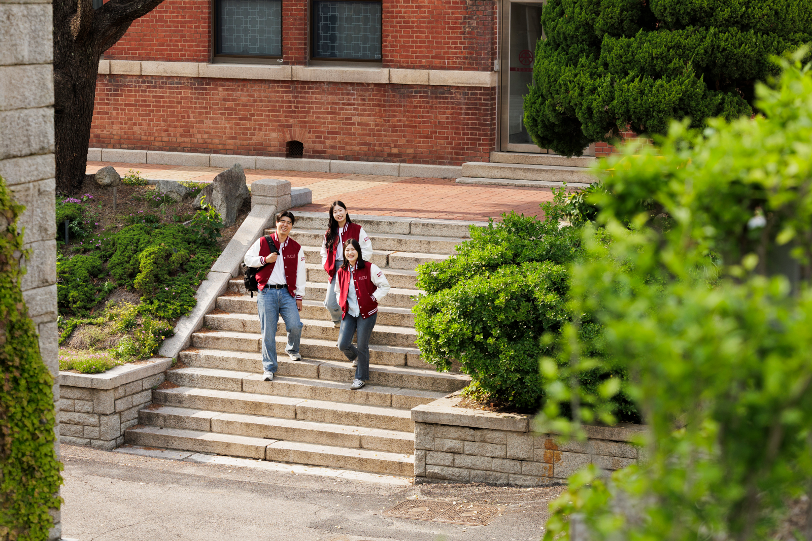 교정에서 담소를 나누는 학생들