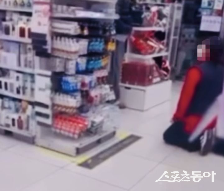 순천시 소재 다이소 매장에서 직원이 고객의 항의 앞에 무릎을 꿇은 영상 캡쳐. 독자제공