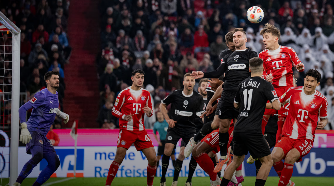 바이에른 뮌헨 김민재(오른쪽 끝)가 30일(한국시간) 독일 알리안츠 아레나에서 열린 장크트 파울리와 홈경기에서 동료들과 공중볼 경합을 하고 있다. 사진출처│바이에른 뮌헨 홈페이지