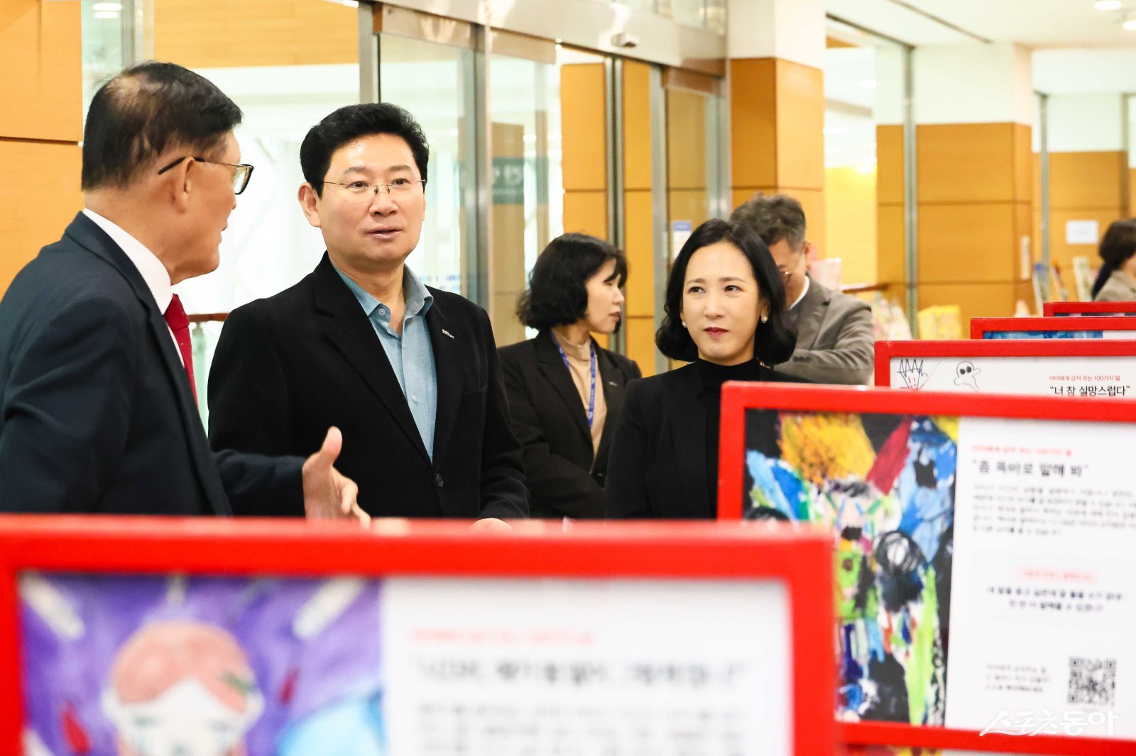 이상일 용인특례시장이 지난 29일 ‘긍정적으로 아이키우기 페스타’에 참석해 행사장에 마련된 부스를 돌아보고 있다. 사진제공|용인시
