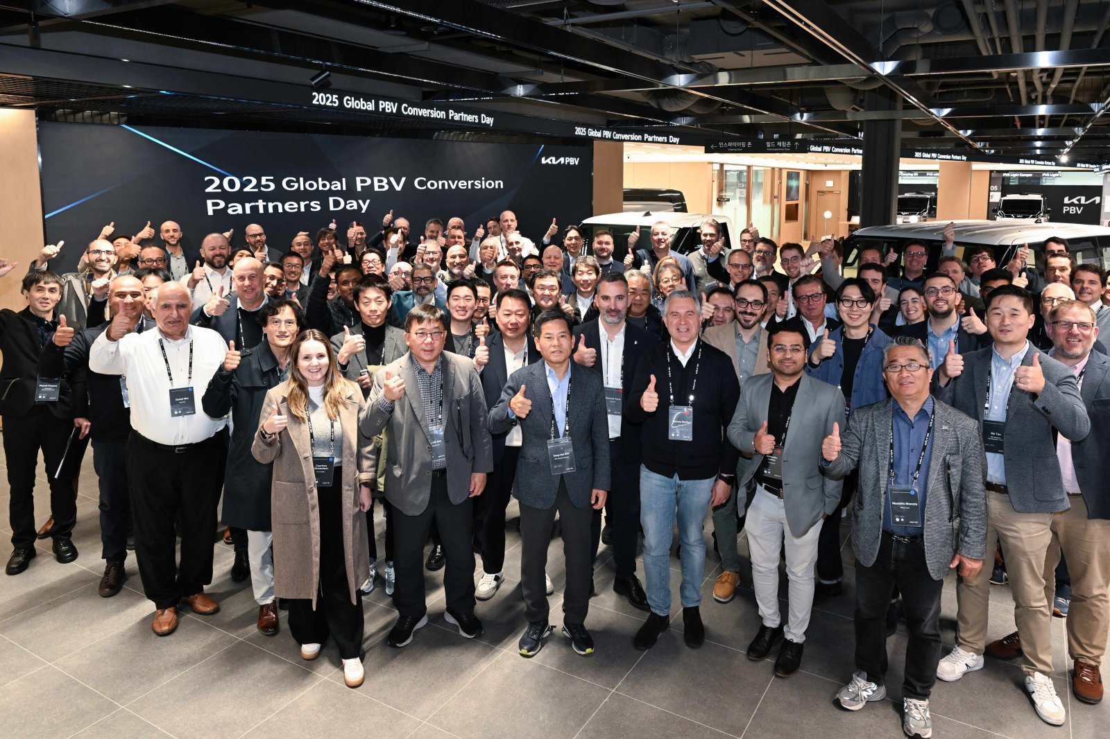 ‘2025 글로벌 PBV 컨버전 파트너스 데이’에서 기아 PBV비즈니스사업부 김상대 부사장(첫줄 왼쪽에서 세 번째)과 글로벌 특장업체 관계자들이 기념 촬영하는 모습. 사진제공 |기아