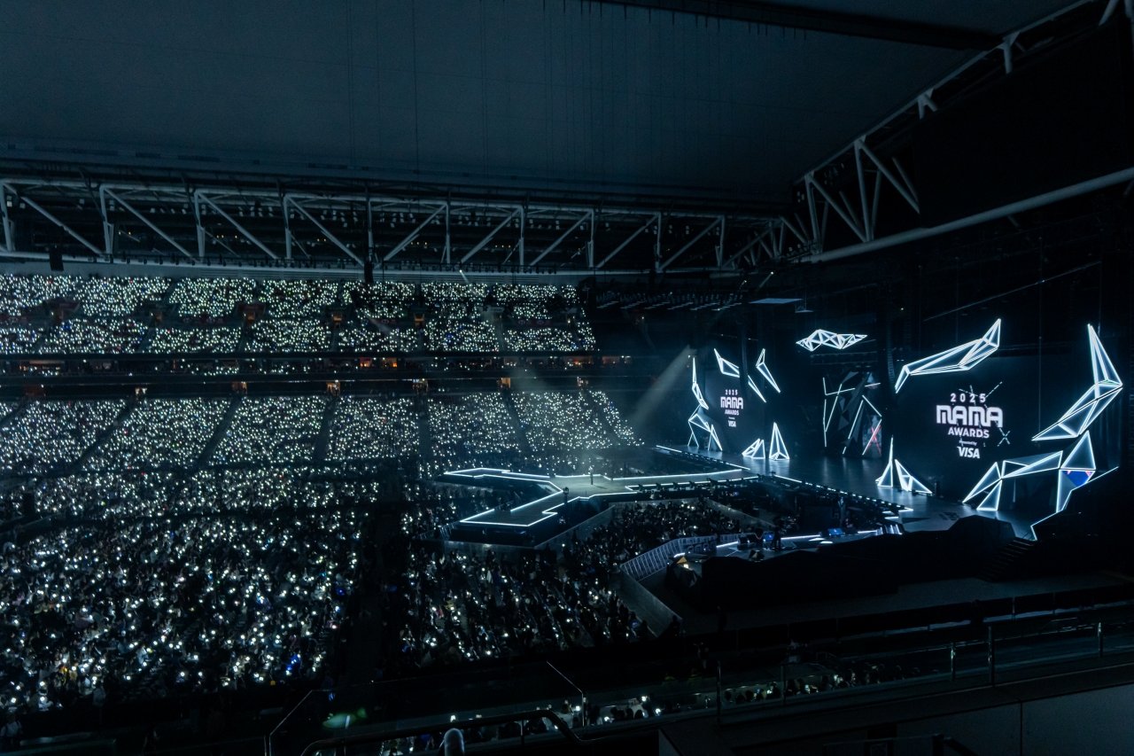 홍콩 아파트 화재 참사 여파로 현지에서 열린 마마어워즈는 불 관련 가사 수정, 불꽃 및 폭죽 효과 전면 중단, 검은 리본 착용 등 추모 분위기 속에서 엄숙하게 진행됐다. 사진제공 | CJ ENM