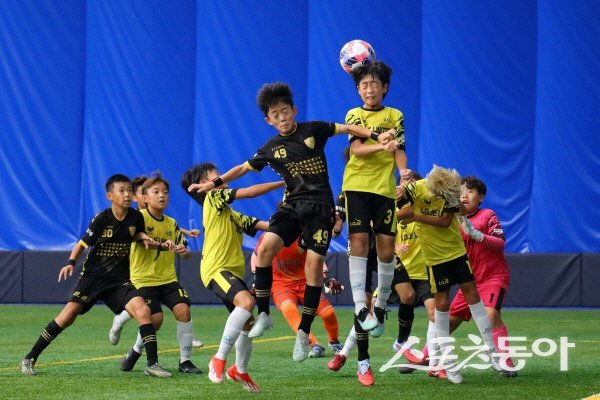 2025 화랑대기 전국유소년축구대회 참가 선수들이 스마트에어돔에서 경기를 펼치고 있다. 사진제공 ㅣ 경주시