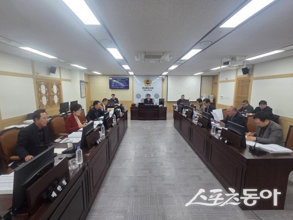 경상북도의회 건설소방위원회가 소관부서 2026년도 예산안을 심사하고 있다. 사진제공 ㅣ 경북도의회