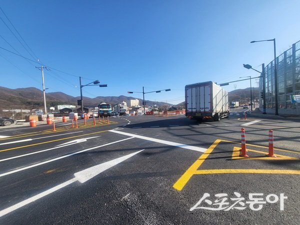 경기도가 광주시 도척면 진우리와 곤지암읍 삼리를 연결하는 ‘국지도 98호선 도척~실촌 도로확포장공사’ 가운데 진우리 구간(연장 1.34㎞, 2차로)을 28일 우선 개통했다(개통 모습). 사진제공|경기도