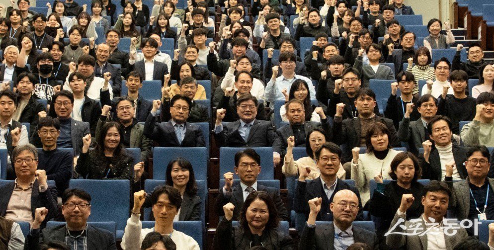 경기주택도시공사(GH)는 지난 28일 수원 광교 본사 2층 대강당에서 창립 28주년을 맞아 임직원과 지역주민이 함께하는 기념행사를 열었다. 사진제공｜경기주택도시공사