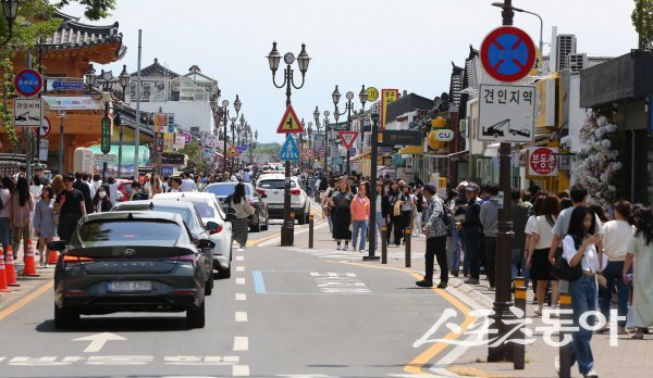 ‘한국 관광의 별’에 선정된 경주 황리단길에 수많은 관광객들이 방문하고 있다. 사진제공 ㅣ 경주시