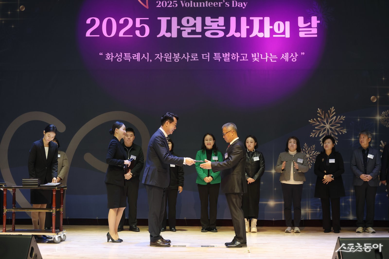 정명근 화성특례시장이 2025 자원봉사자의 날을 맞이하여 유공자에 대한 표창을 시상하고 있다. 사진제공｜화성시