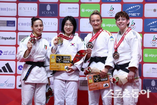 경상북도체육회 유도팀 허미미 선수가 ‘2025 아부다비 그랜드슬램’ 여자 57kg급에서 금메달을 목에 걸고 기념 촬영하고 있다. 사진제공 ㅣ 경북체육회