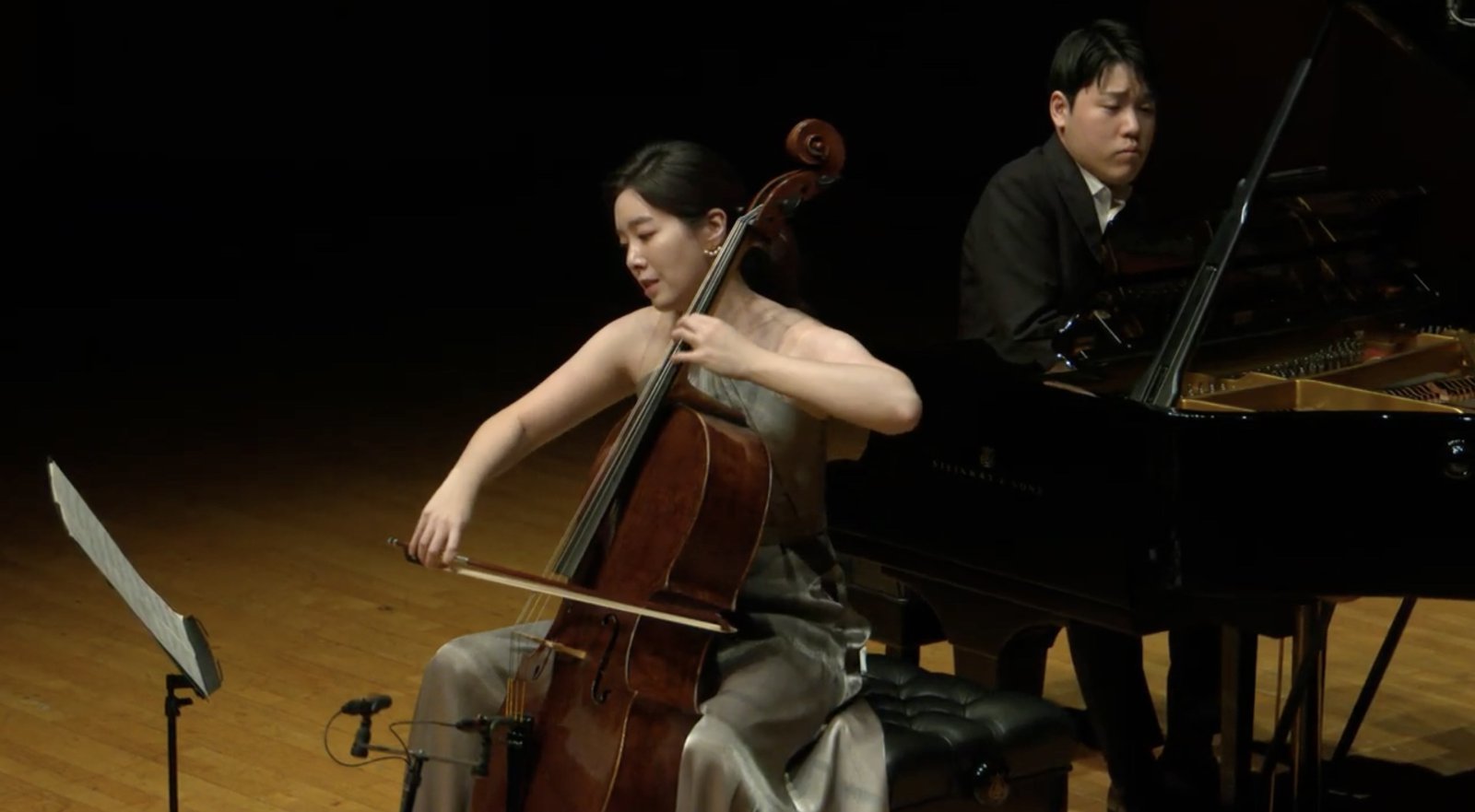 예술의전당 리사이틀홀에서 연주하고 있는 첼리스트 허정인