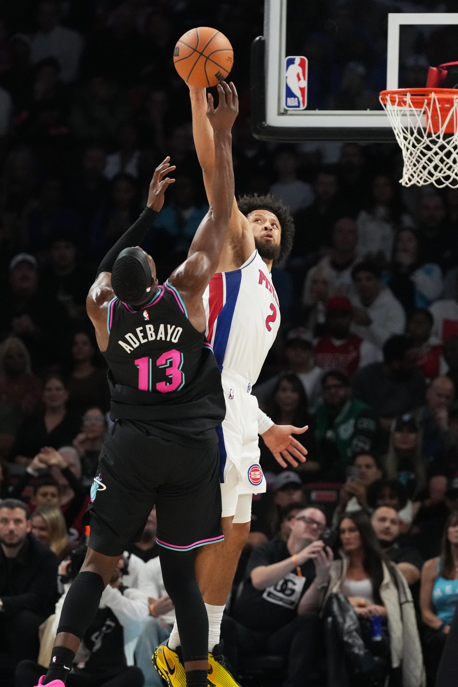 디트로이트 케이드 커닝햄(오른쪽)이 30일(한국기산) 카세야 센터에서 열린 마이애미와 원정경기 도중 뱀 아데바요의 슛을 블로킹 하고 있다. 마이애미(미 플로리다주)｜AP뉴시스