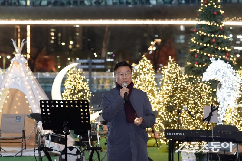 신상진 성남시장은 29일 오후 7시 판교역 광장에서 열린 성탄 트리 점등식에서 축사를 하고 있다. 사진제공ㅣ성남시 
