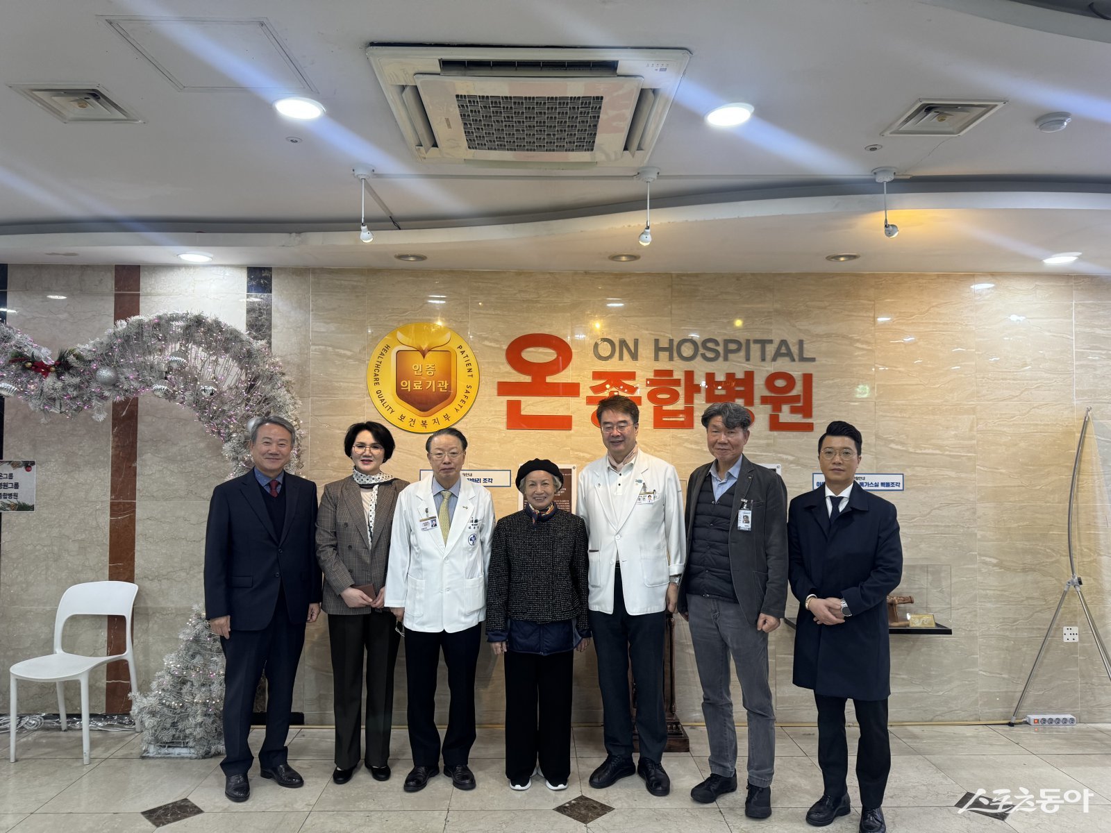 재단법인 그린닥터스 정근 이사장·온병원그룹 원장(오른쪽 3번째)이 지난 24일 베트남 호치민시에서 사업을 하는 베트남 여성 뚜엣 씨를 ‘그린닥터스 베트남 호치민지부’ 초대 지부장에 임명한 가운데 관계자들이 기념촬영을 하고 있다. (사진제공=그린닥터스)