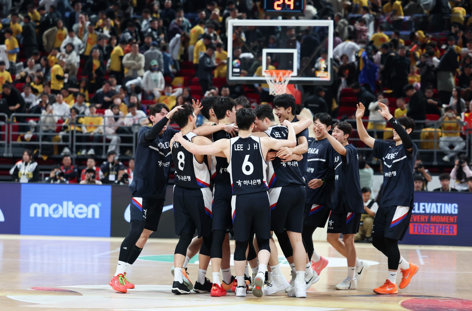 한국 남자농구대표팀 선수들이 28일 베이징 우커송스포츠센터에서 열린 중국전에서 승리한 뒤 코트로 쏟아져 나와 기쁨을 나누고 있다. 베이징|신화뉴시스