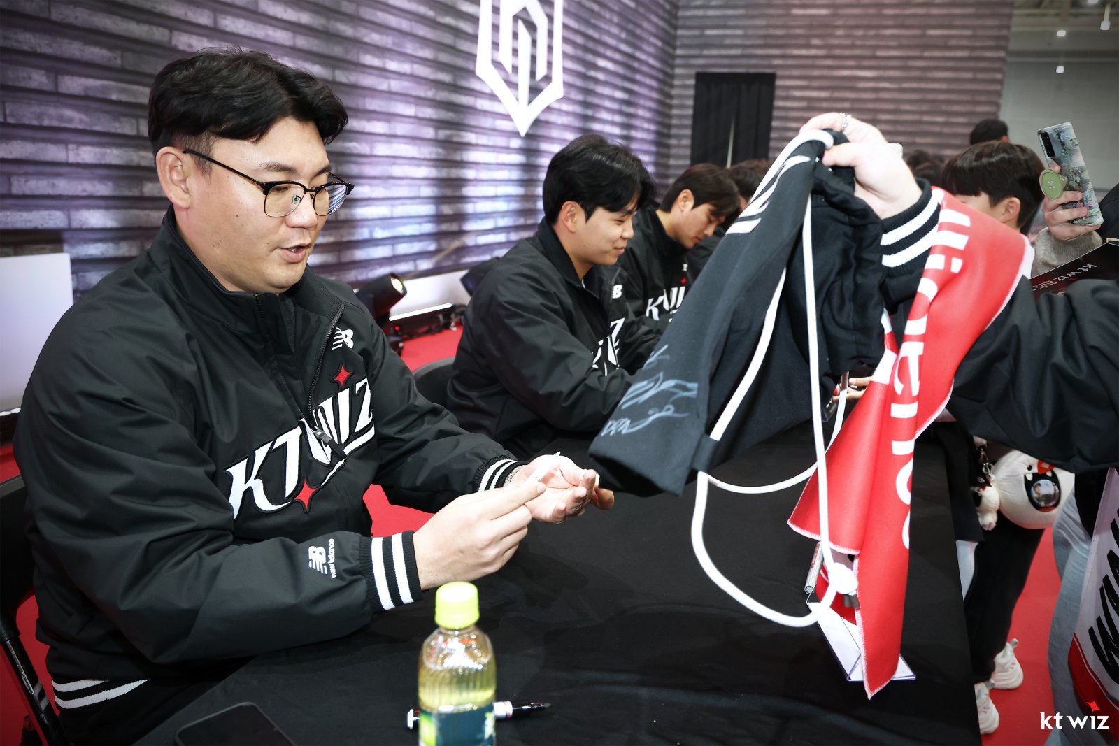 FA 장성우가 29일 수원컨벤션센터에서 열린 팬 페스티벌 도중 팬 사인회에 참석해 팬과 인사하고 있다. 사진제공|KT 위즈