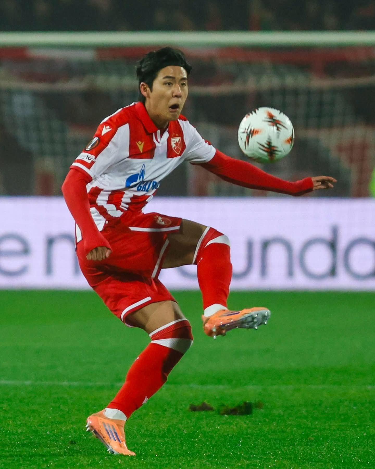 츠르베나 즈베즈다의 한국인 측면 수비수 설영우를 최근 유럽 빅리그 클럽 스카우트들이 지켜본 사실이 동유럽 매체들에 포착돼 내년 1월 개장할 겨울이적시장 행보에 시선이 쏠린다. 사진출처|츠르베나 즈베즈다 페이스북