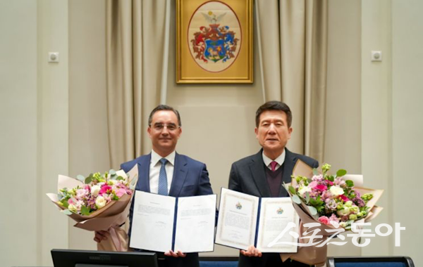 라슬로 파프 데브레첸(왼쪽) 시장과 이강덕 포항시장이 우호 도시 협약을 맺은 후 기념 촬영하는 모습. 사진제공ㅣ포항시