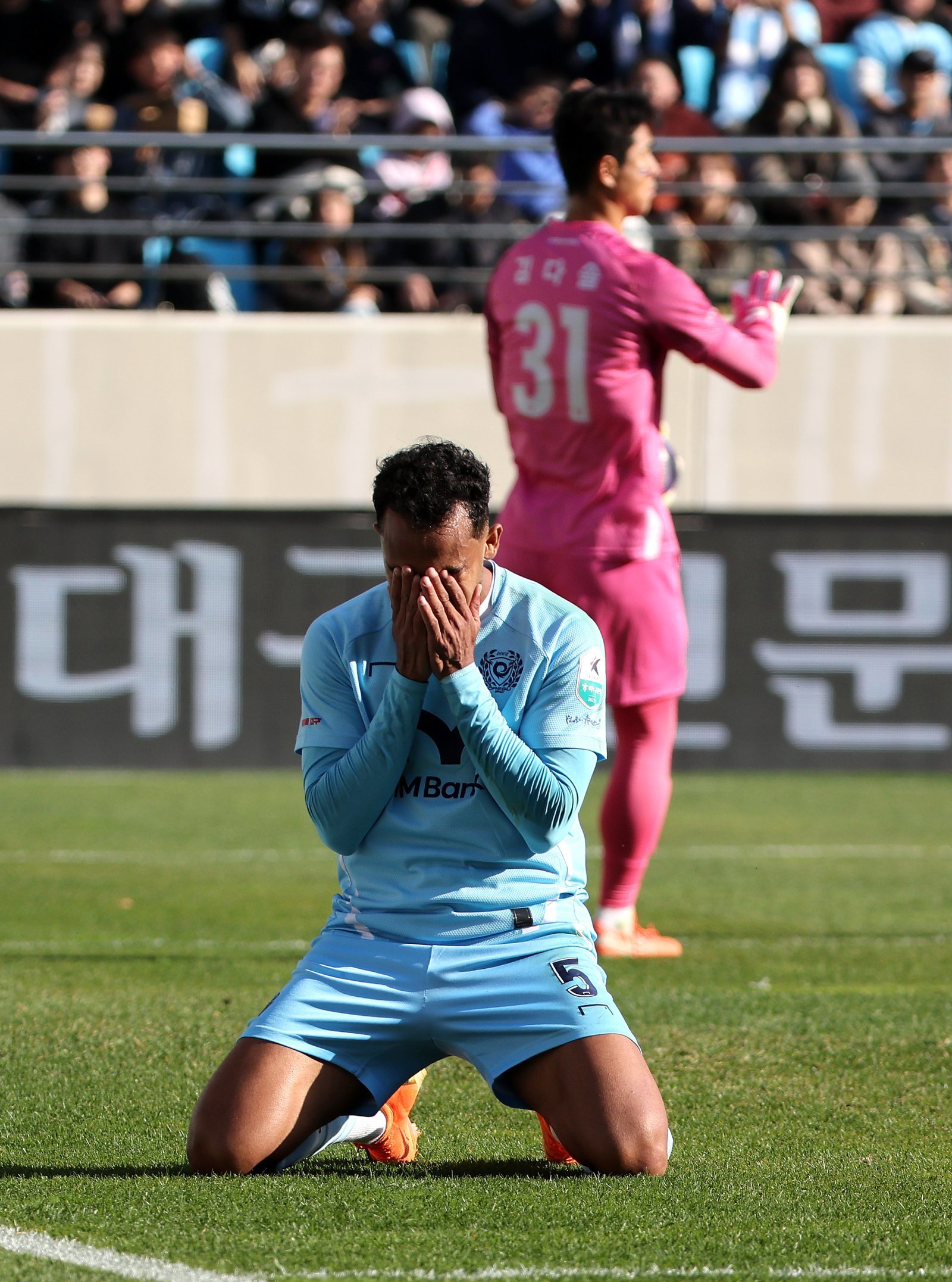 대구 지오바니가 30일 대구아이엠벵크파크에서 열린 안양과 K리그1 최종전 홈경기에서 골 찬스를 놓친 뒤 아쉬워하고 있다. 대구│뉴시스