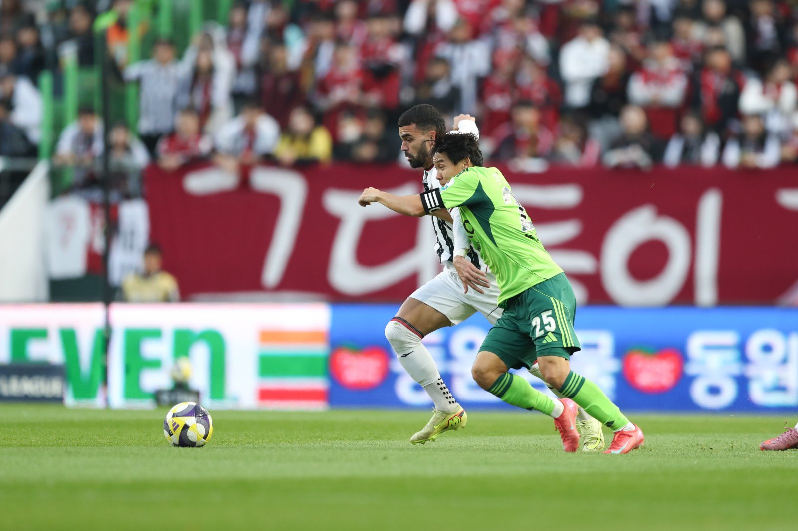 전북 최철순(오른쪽)이 30일 서울과 홈경기 도중 루카스와 공을 다투고 있다. 사진제공｜한국프로축구연맹